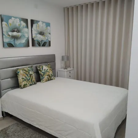 Gina House נאזרה