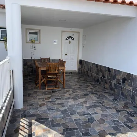 Gina House נאזרה